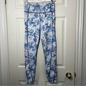 Tuckernuck Floral Heirloom Blue and White Floral High Rise Leggings Size Small